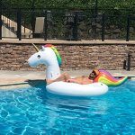 Flotador de unicornio gigante imprescindible en la piscina